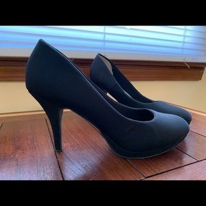 Black Pumps